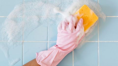 Une main passe l'éponge sur de la faïence