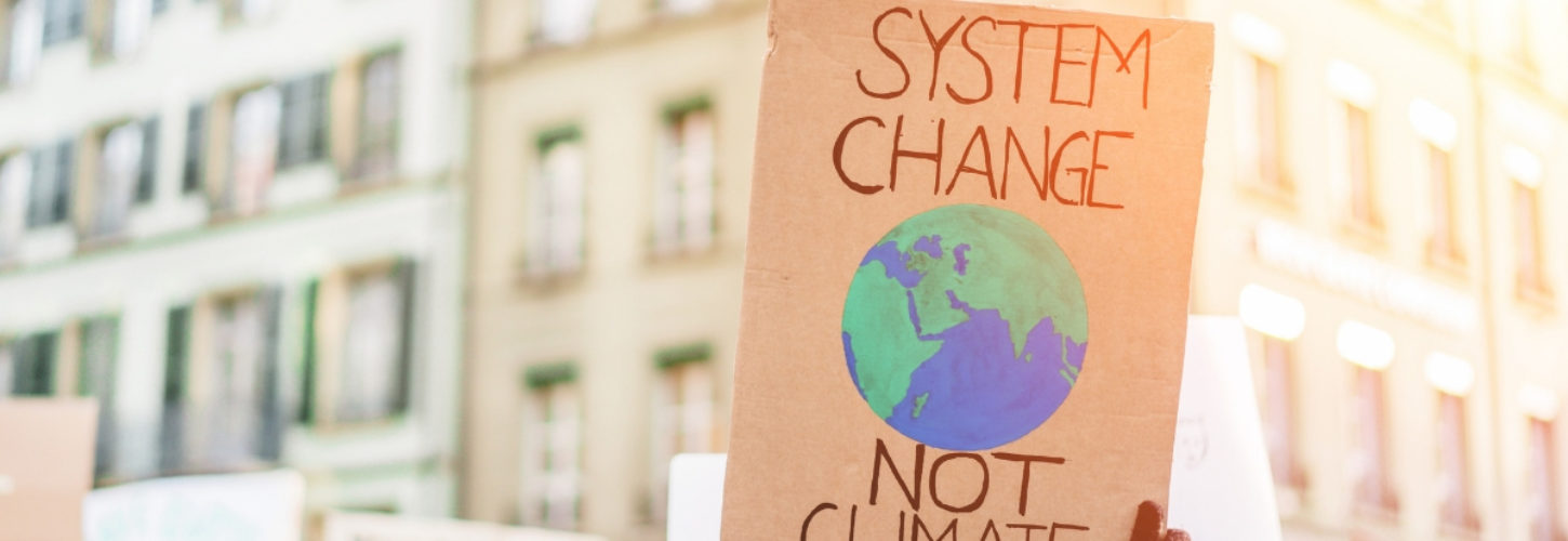 Les Français trouvent que les entreprises ne sont pas suffisamment engagées Panneau à une manifestation pour le climat