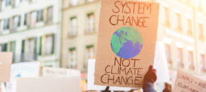 Panneau à une manifestation pour le climat