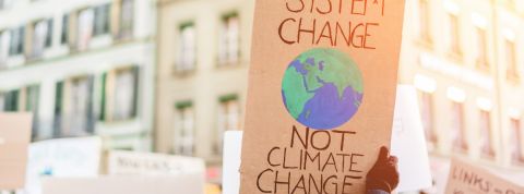 Les Français trouvent que les entreprises ne sont pas suffisamment engagées Panneau à une manifestation pour le climat