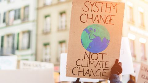 Panneau à une manifestation pour le climat