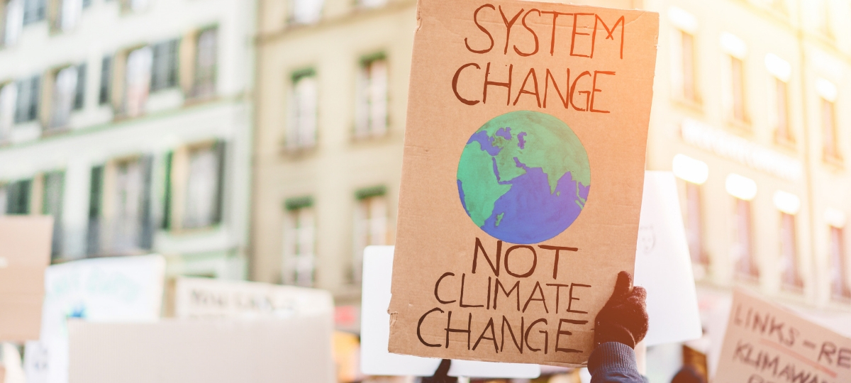 Les Français trouvent que les entreprises ne sont pas suffisamment engagées Panneau à une manifestation pour le climat