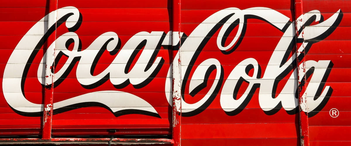 Logo blanc sur fond rouge , Coca Cola
