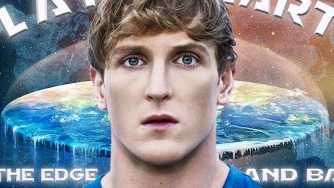 Logan Paul, devant une illustration de la Terre plate