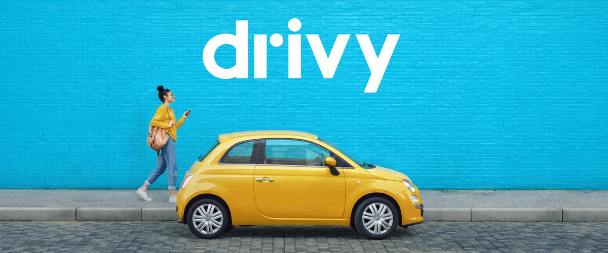 Gataround rachète la startup Drivy et devient leader mondial de l'auto-partage jeune femme à coté d'une voiture jaune