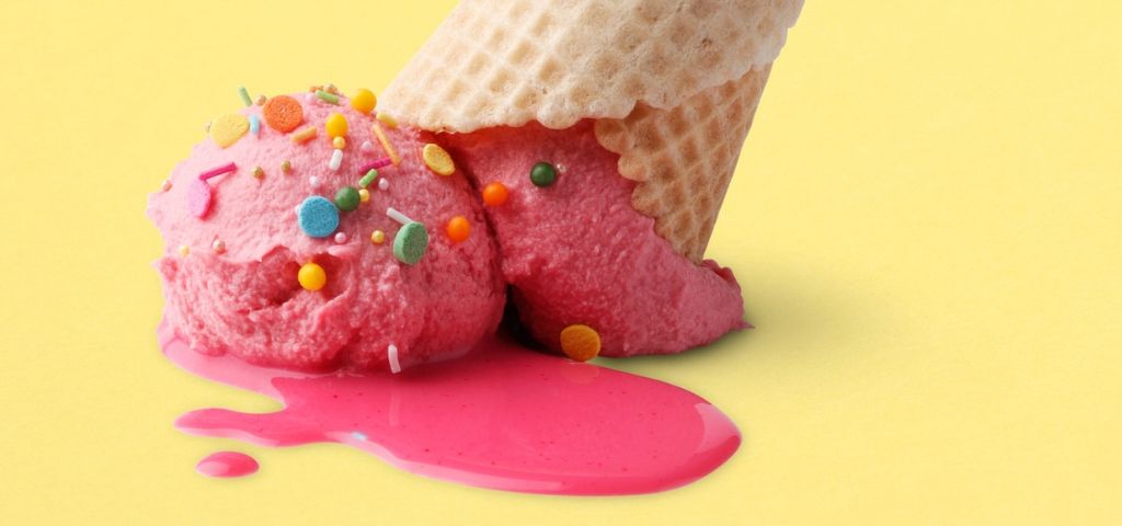 Une glace tombée par terre