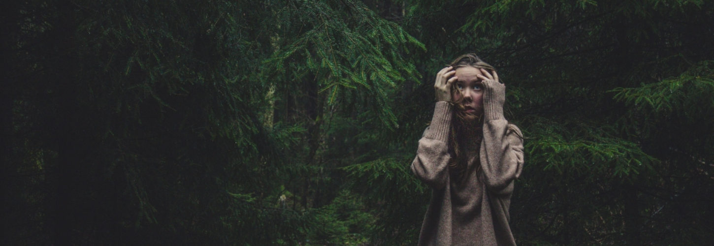 Eco-anxiété : le changement climatique nous envoie chez le psy Une jeune femme qui a peur dans la forêt