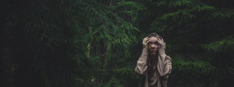 Eco-anxiété : le changement climatique nous envoie chez le psy Une jeune femme qui a peur dans la forêt
