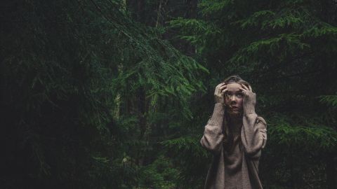 Une jeune femme qui a peur dans la forêt