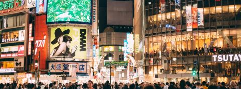 Les marques s'affichent sur les écrans et gagnent en mouvement La foule dans une rue avec des écrans sur les immeubles