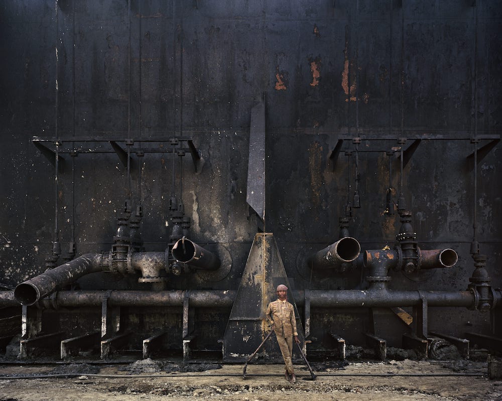 Edward Burtynsky - Ship breaking #23, Chittagong, Bangladesh (2000)