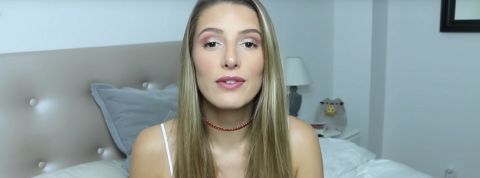 Emma CakeCup tente de se faire discrête après des accusation d'anarque : ça tourne mal une youtubeuse dans sa chambre
