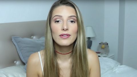 une youtubeuse dans sa chambre