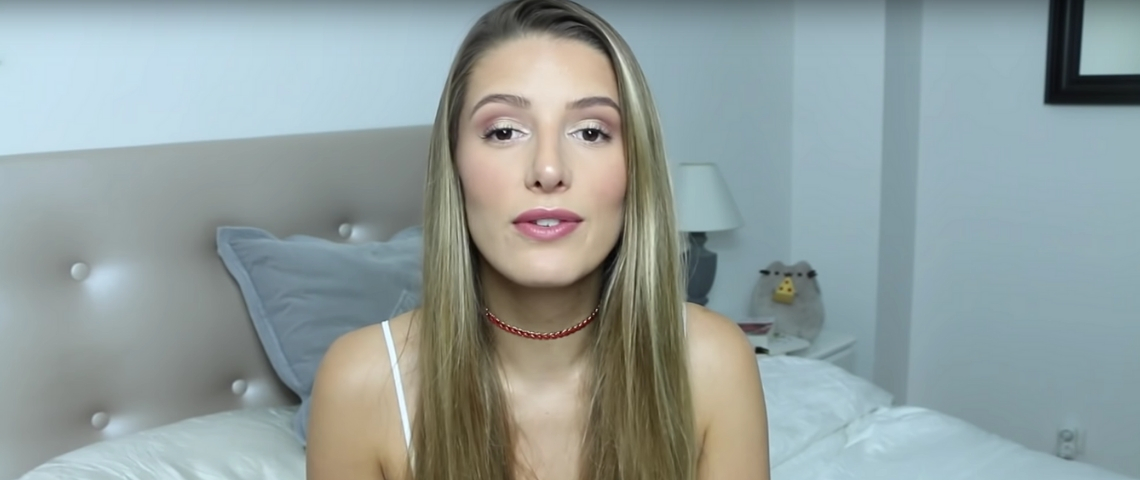 Emma CakeCup tente de se faire discrête après des accusation d'anarque : ça tourne mal une youtubeuse dans sa chambre