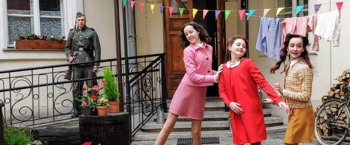 Eva Stories : Suivez le quotidien d'une jeune fille de la Shoah sur Instagram 3 trois jeunes filles dansent devant un soldat de l'Holocauste