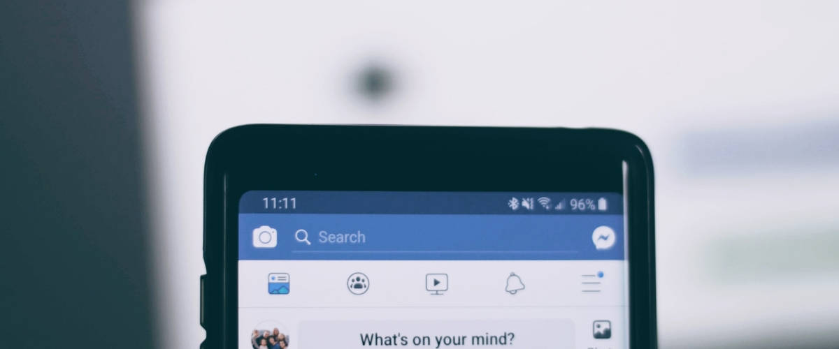Facebook : le plus grand cimetière numérique du 21e siècle ? Écran de smartphone sur le réseaux social Facebook