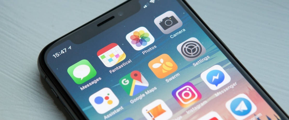 Facebook retire sa fonction de transfert d’argent P2P de son Messenger français et britannique Gros plan sur écran d'IPhone XS