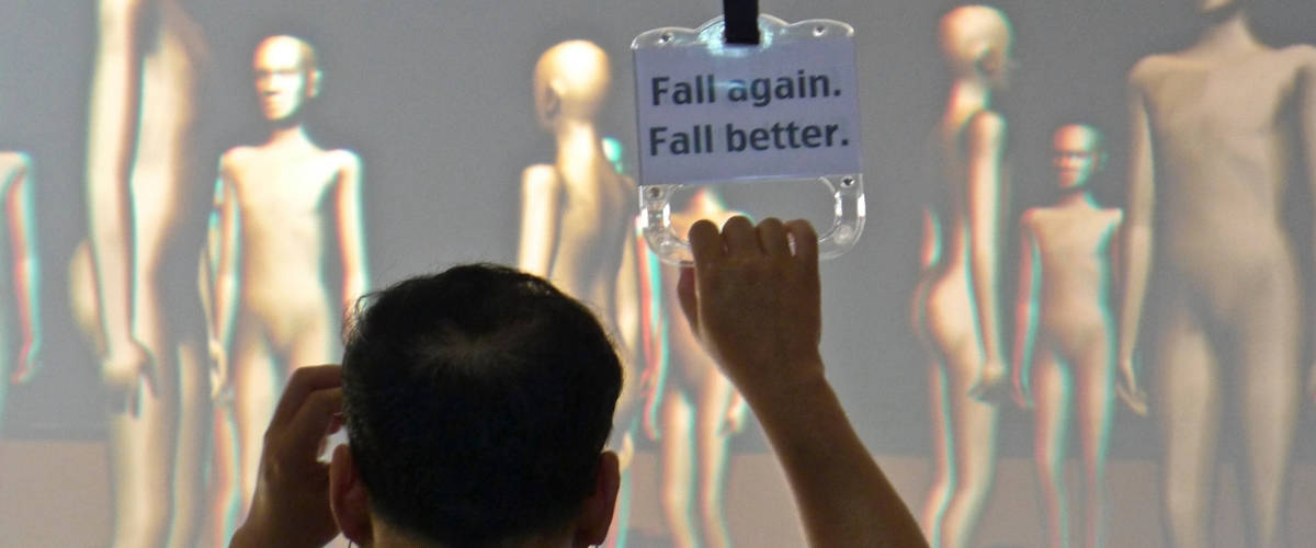 Plongez dans l'art de réalité virtuelle avec l'exposition Jeffrey Shaw homme de dos dans une installation en réalité augmentée