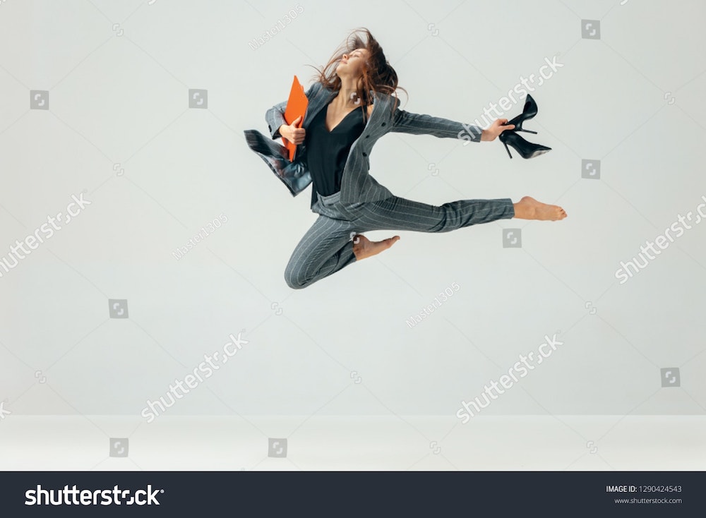 une femme danse au bureau