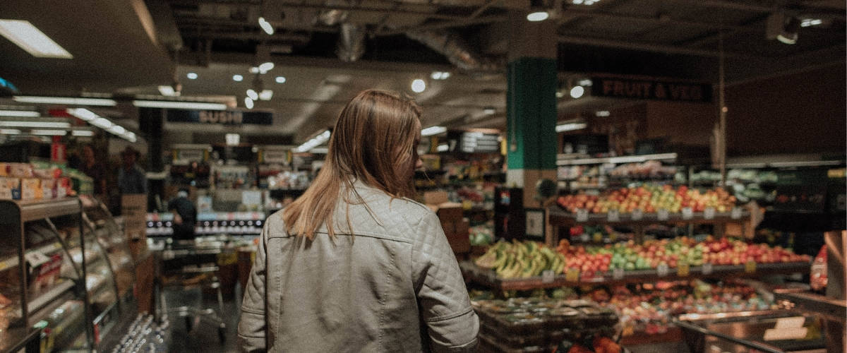 My Label, la nouvelle annonce pour consommer responsable Une femme de dos dans un supermarché