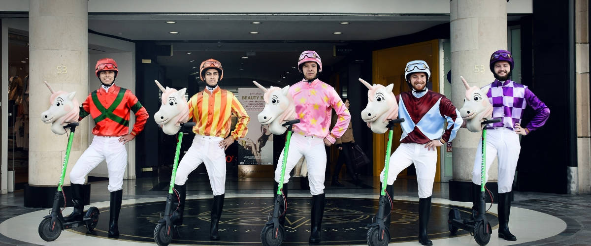 France Galop dit non au blues du dimanche avec l'agence Altmann+Pacreau Des jockeys à trottinettes