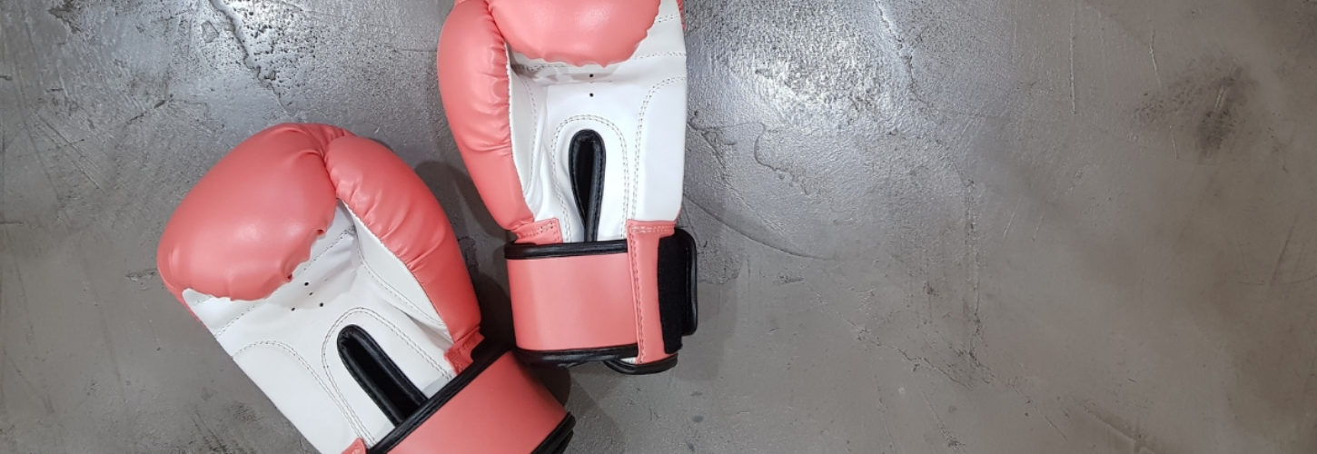 La règles de la communication de crise Des gants de boxe posés sur le sol