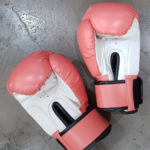Des gants de boxe posés sur le sol