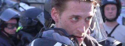 L'arrestation de Gaspard Glanz soulève bien des questions plan sérré sur un jeune homme arrêté par des policiers