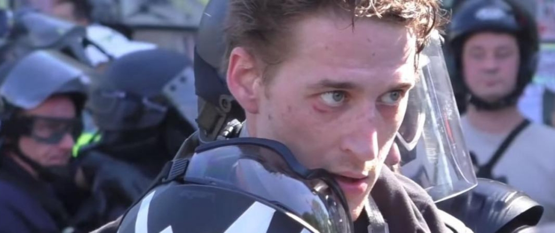 L'arrestation de Gaspard Glanz soulève bien des questions plan sérré sur un jeune homme arrêté par des policiers