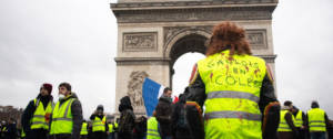 des manifestant en gilets jaunes devant l'arc de triomphe.