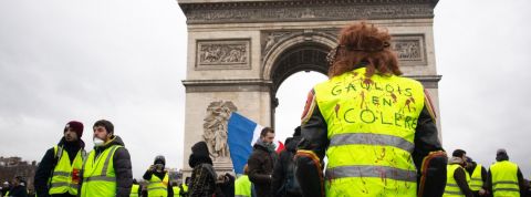 Quand les Gilets jaunes réinventent les médias sur Facebook des manifestant en gilets jaunes devant l'arc de triomphe.