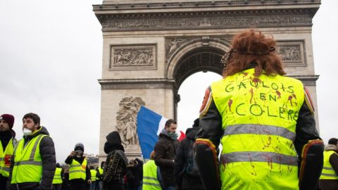des manifestant en gilets jaunes devant l'arc de triomphe.