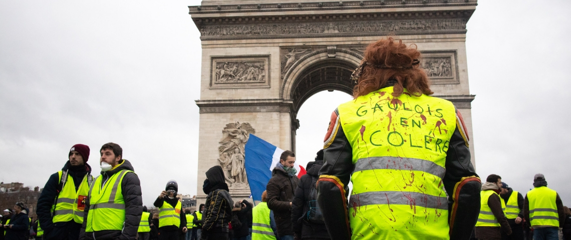 Quand les Gilets jaunes réinventent les médias sur Facebook des manifestant en gilets jaunes devant l'arc de triomphe.