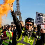 Une manifestation de gilets jaunes à Paris, avec de la fumée