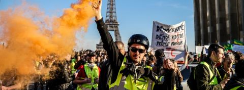 Les gilets jaunes peuvent-ils être fashion ? Une manifestation de gilets jaunes à Paris, avec de la fumée