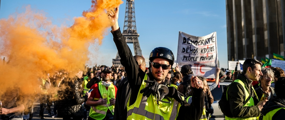 Les gilets jaunes peuvent-ils être fashion ? Une manifestation de gilets jaunes à Paris, avec de la fumée