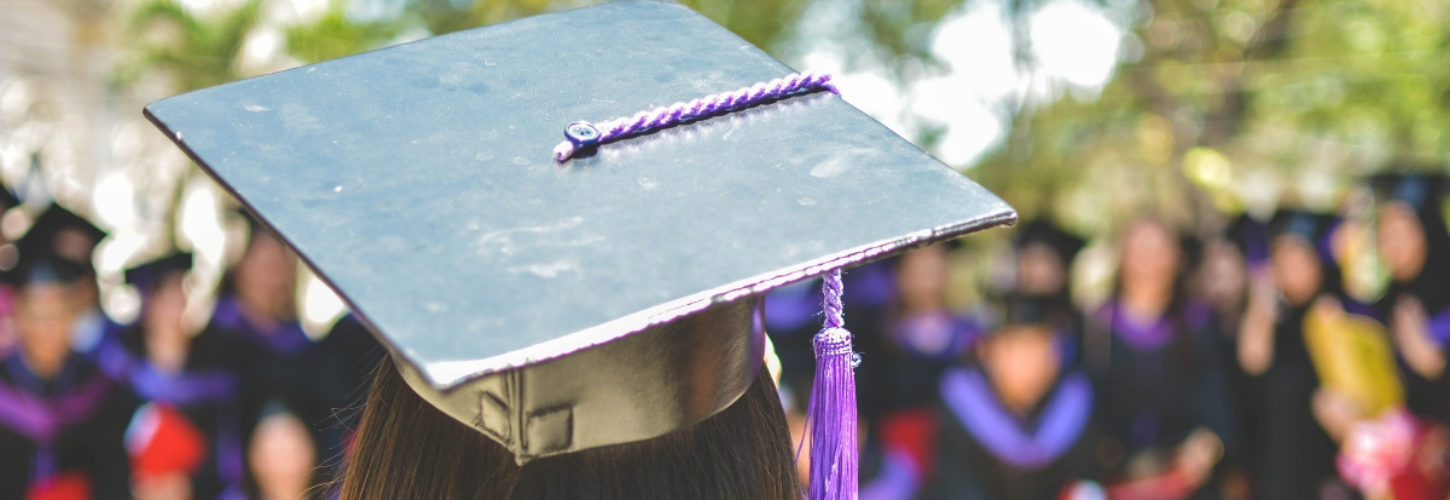 Comment se former à la transformation digitale Une femme de dos avec un chapeau de diplômée