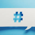 Un papier perforé avec un symbole de hashtag sur un fond bleu