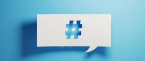 Un papier perforé avec un symbole de hashtag sur un fond bleu