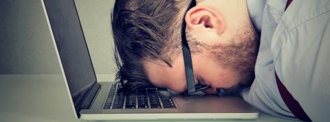 Vis ma journée de taff… pendant que mes collègues font le pont un homme dort sur son clavier au bureau