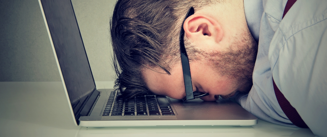 Vis ma journée de taff… pendant que mes collègues font le pont un homme dort sur son clavier au bureau