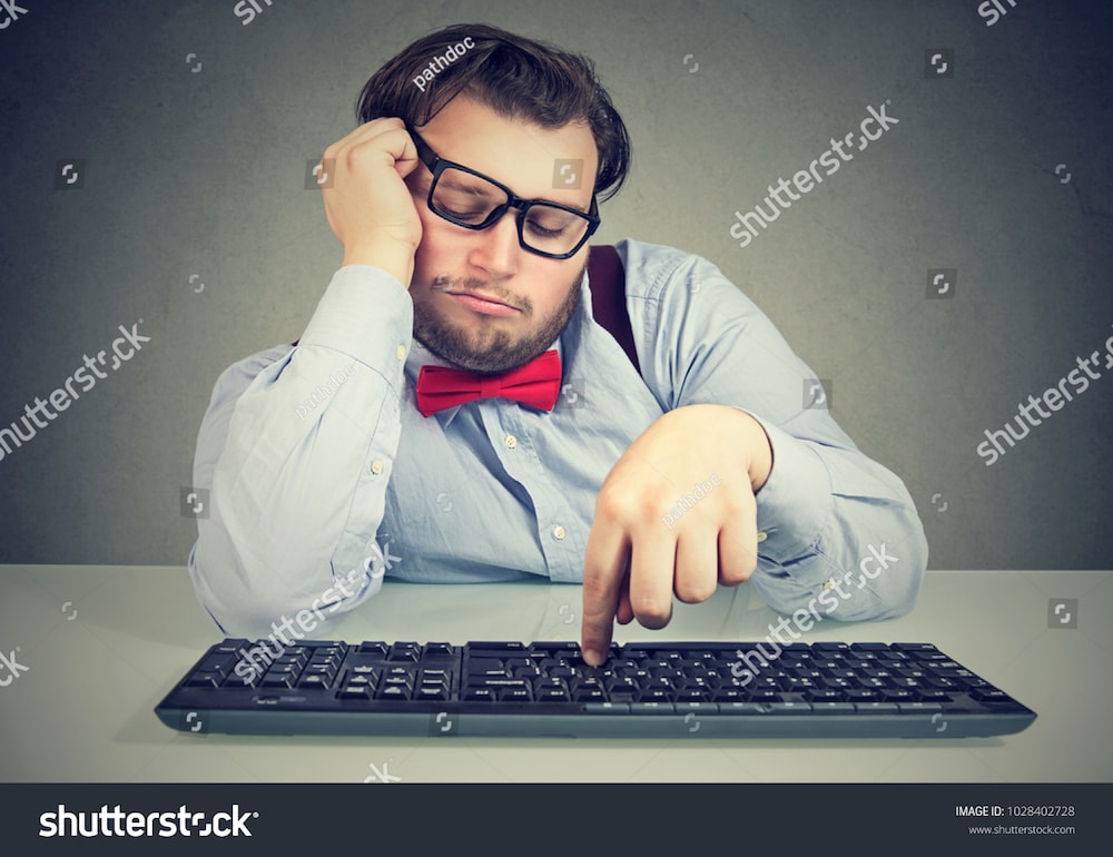 un homme s'ennuie au bureau