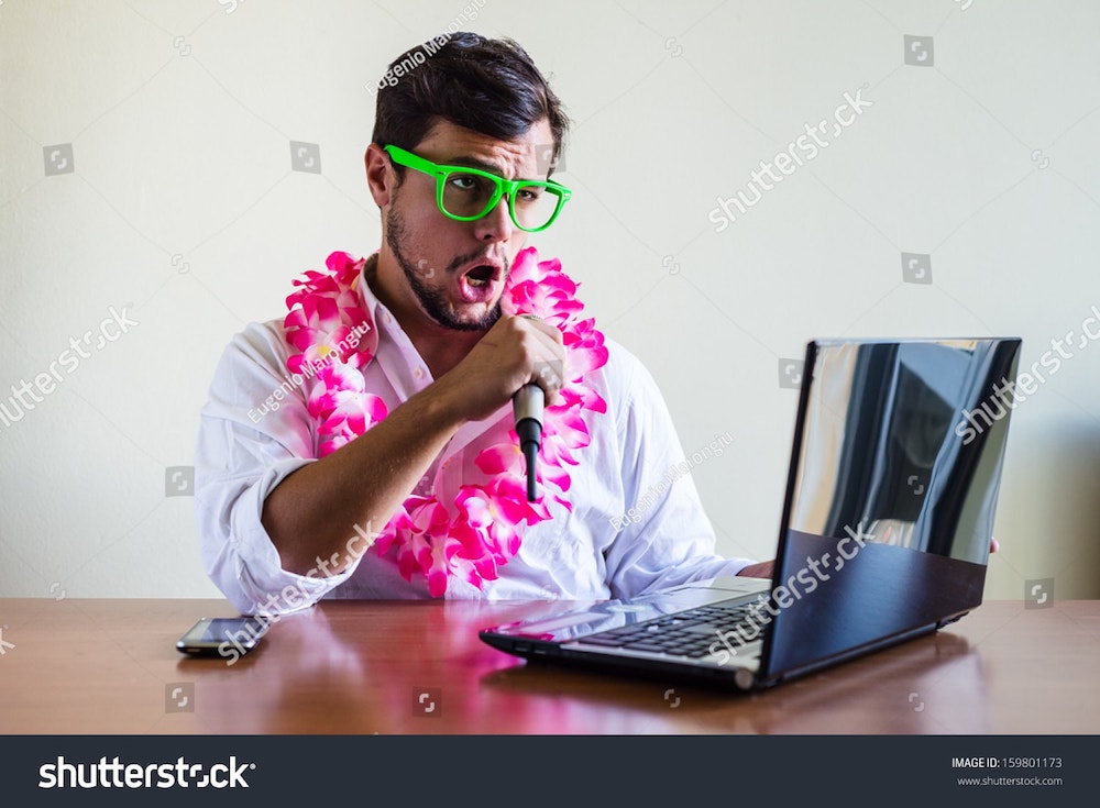 un homme fait du karaoke au bureau