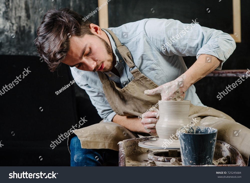 un homme fait de la poterie