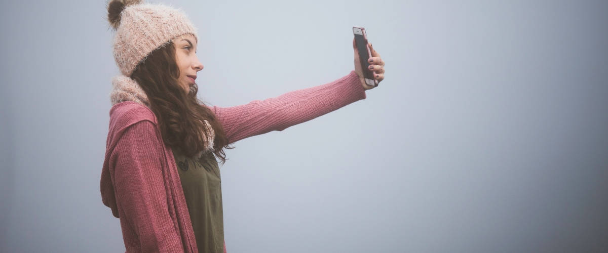 Instagram accusé de grossophobie Une fille qui se prend en photo