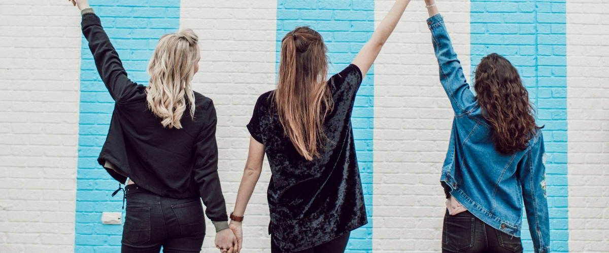 Faire croître sa communauté sur Instagram Des filles de dos qui se tiennent la main