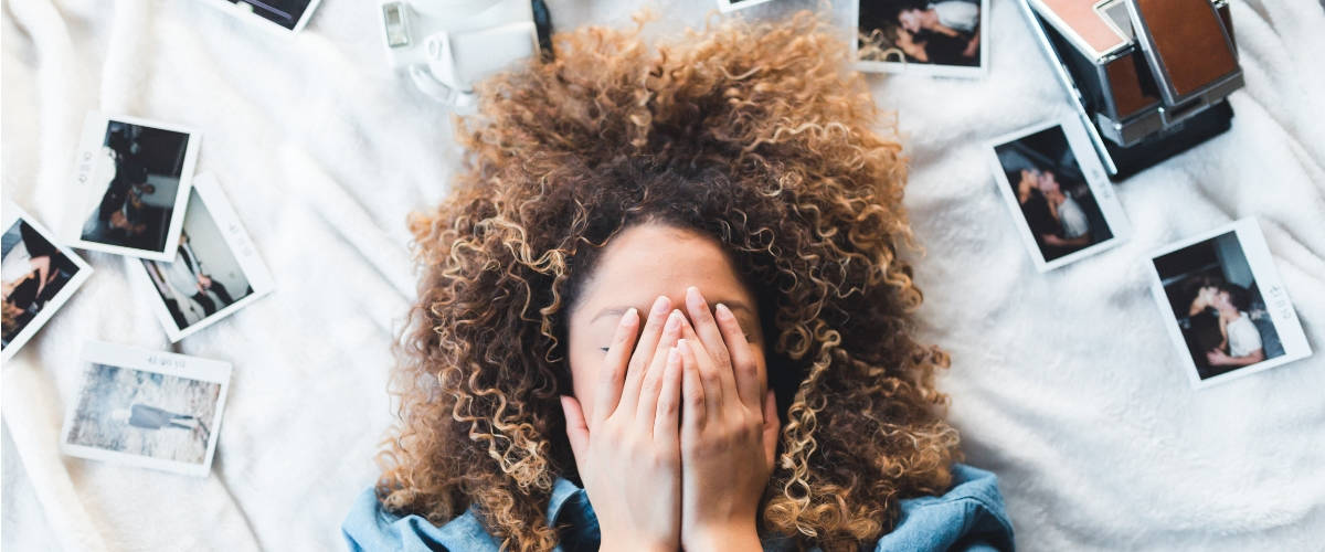 Comment écrire de bonnes légendes sur Instagram ? Une femme avec les mains sur le visage
