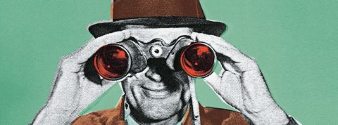 Disclose, le média d'investigation nouvelle génération une image en noir et blanc d'un homme des années 50 qui regarde par des jumelles