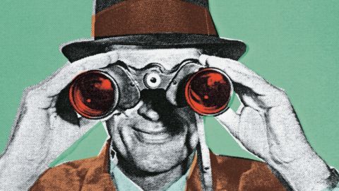 une image en noir et blanc d'un homme des années 50 qui regarde par des jumelles