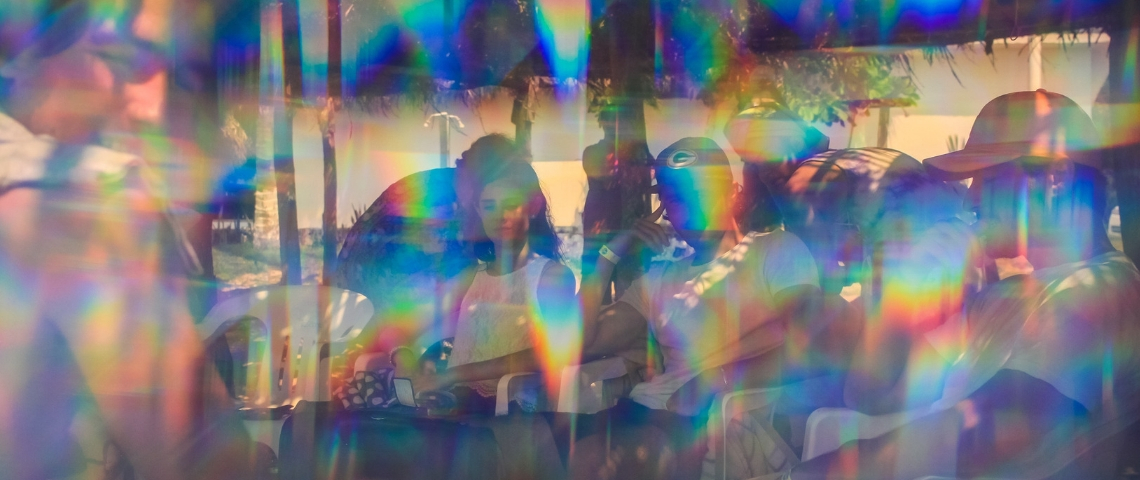 L'intelligence prismatique pour évaluer les employés Une image de kaléidoscope avec une femme